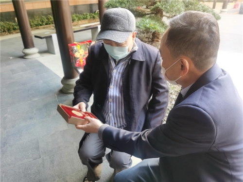 【关怀慰问】新年送祝福  致敬老战士——尊龙凯时ag集团领导上门慰问老干部